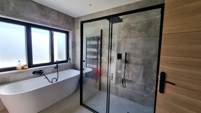 Image No.8-6 Bed House for sale