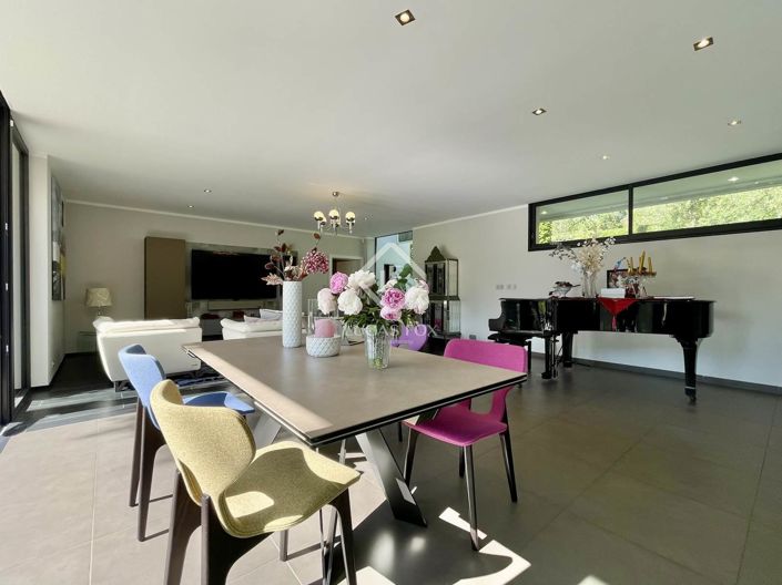 Image No.16-5 Bed House for sale