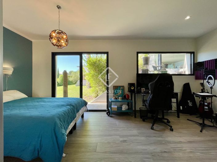 Image No.18-5 Bed House for sale