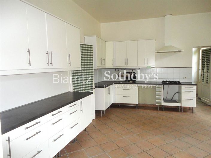 Image No.11-7 Bed Property for sale