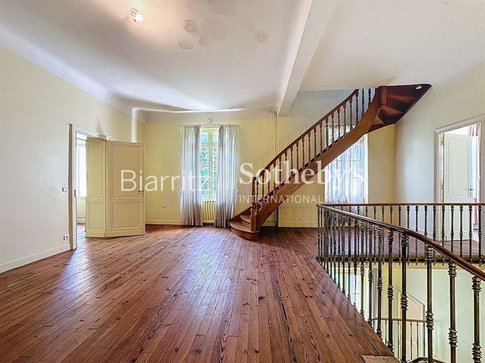 Image No.12-7 Bed Property for sale