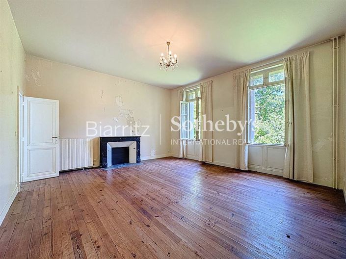 Image No.13-7 Bed Property for sale