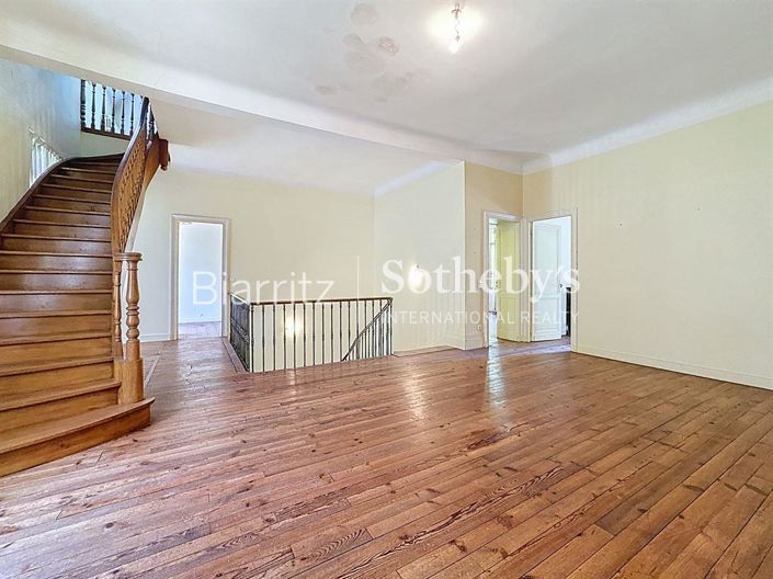 Image No.16-7 Bed Property for sale