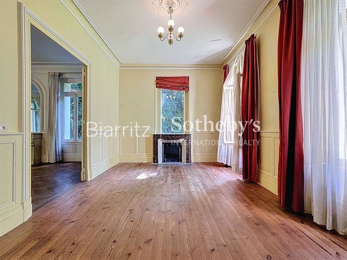 Image No.8-7 Bed Property for sale