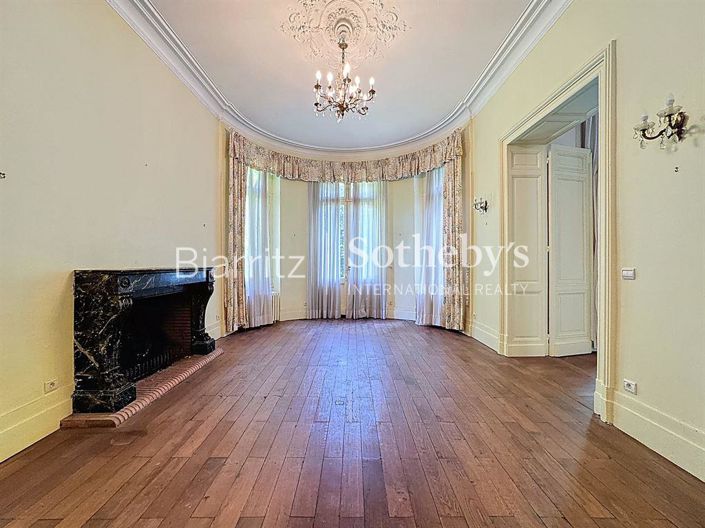 Image No.9-7 Bed Property for sale