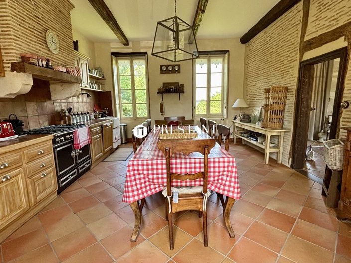 Image No.14-8 Bed Property for sale