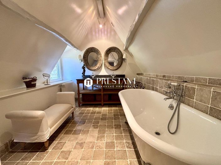 Image No.10-6 Bed Property for sale