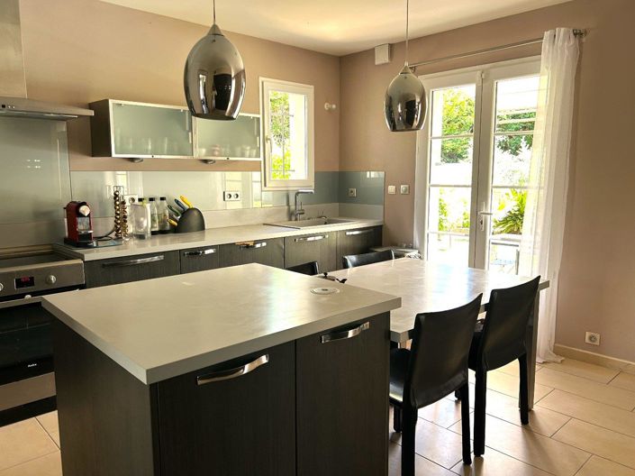 Image No.8-4 Bed House for sale