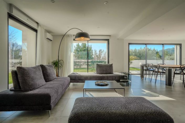 Image No.6-4 Bed House for sale