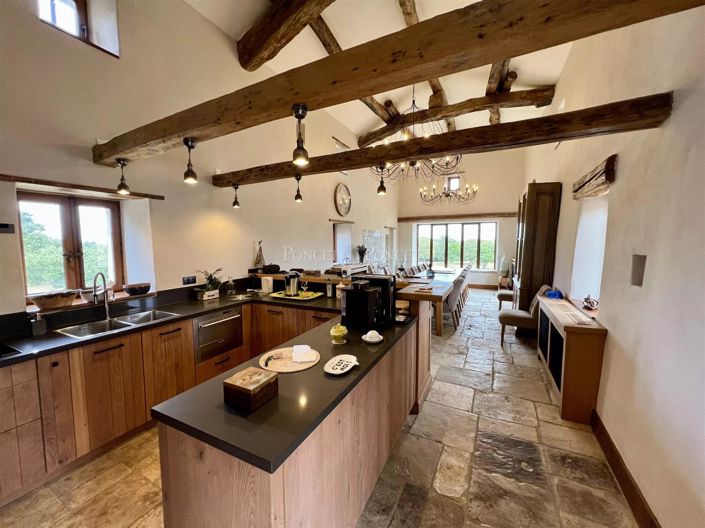 Image No.8-8 Bed House for sale