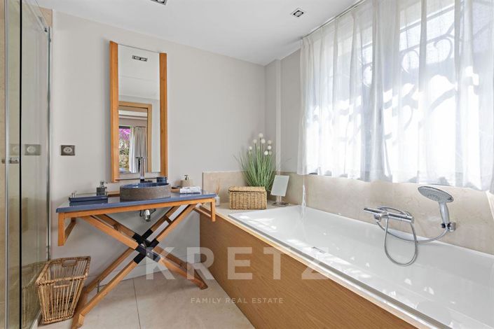 Image No.17-5 Bed House for sale