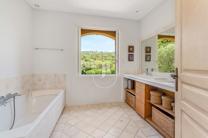 Image No.10-6 Bed House for sale