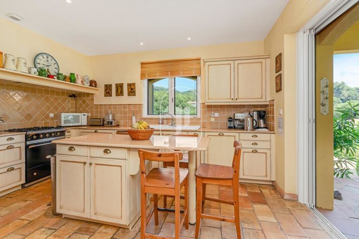 Image No.8-6 Bed House for sale