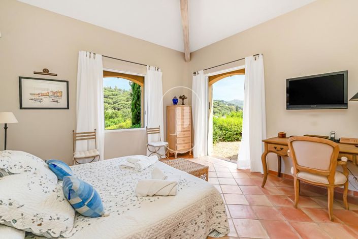 Image No.9-6 Bed House for sale