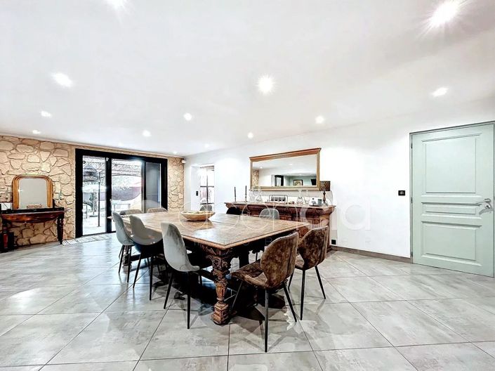 Image No.2-4 Bed House for sale