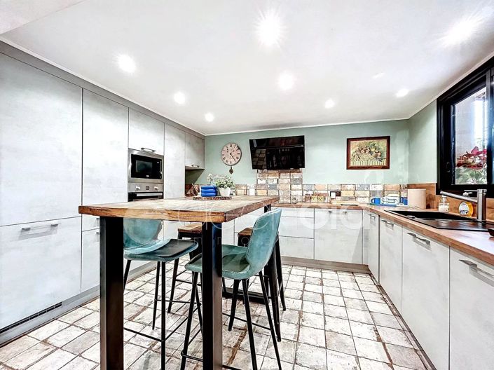 Image No.8-4 Bed House for sale