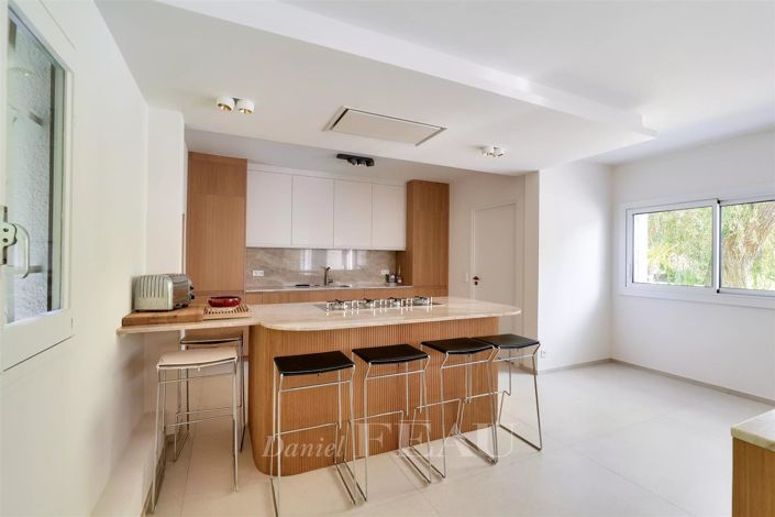 Image No.13-7 Bed House for sale