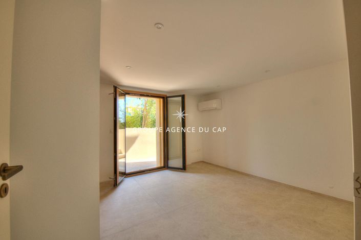 Image No.14-4 Bed House for sale