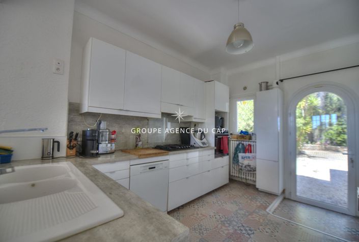 Image No.8-5 Bed House for sale