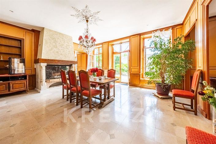 Image No.1-8 Bed House for sale