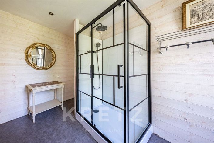 Image No.8-8 Bed House for sale