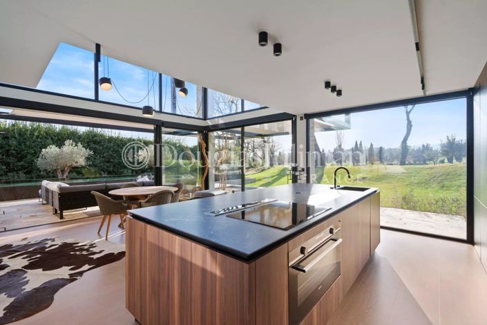 Image No.8-5 Bed House for sale