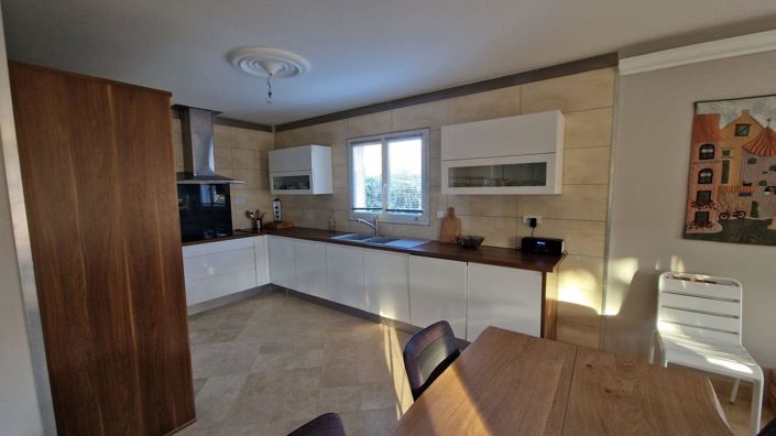 Image No.8-6 Bed House for sale