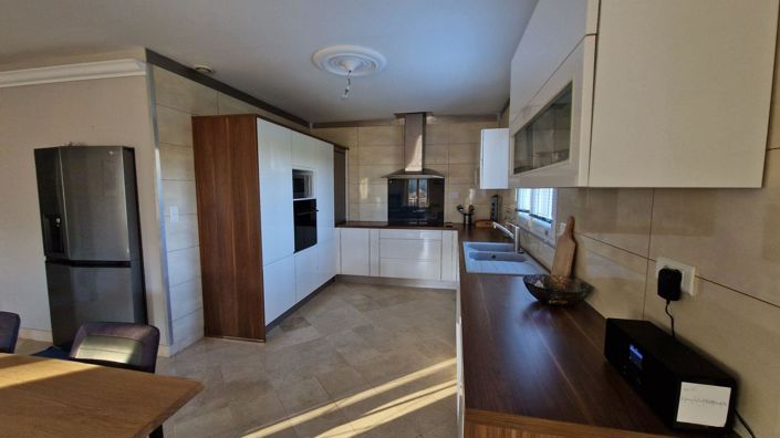 Image No.9-6 Bed House for sale