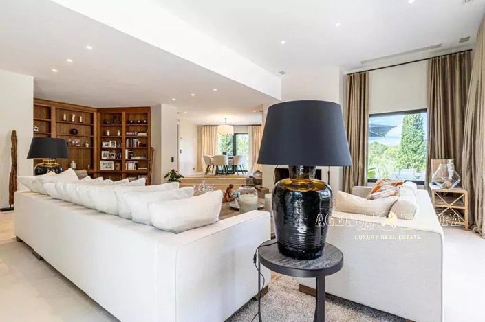 Image No.8-6 Bed House for sale