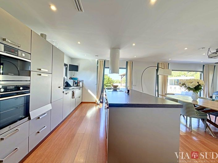 Image No.13-3 Bed Property for sale