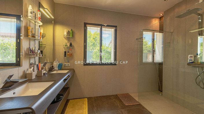 Image No.11-4 Bed Property for sale