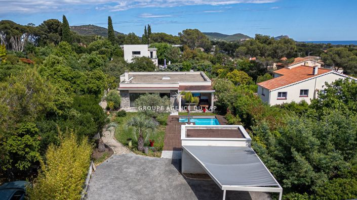 Image No.17-4 Bed Property for sale