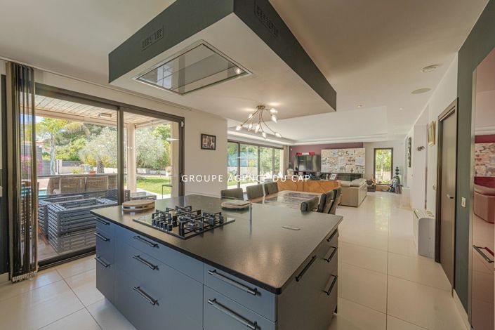 Image No.4-4 Bed Property for sale