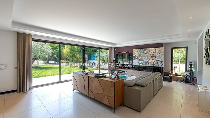 Image No.6-4 Bed Property for sale