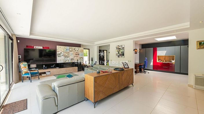 Image No.8-4 Bed Property for sale