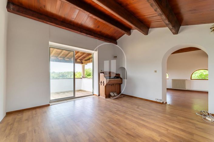 Image No.8-6 Bed House for sale