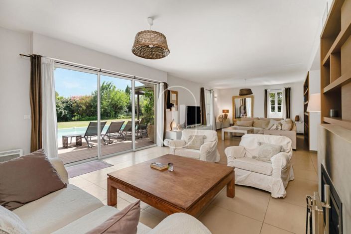 Image No.2-4 Bed House for sale