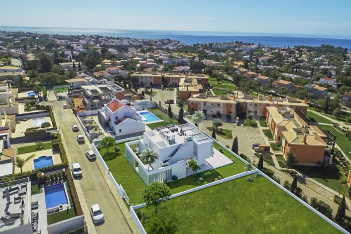 Image No.2-4 Bed House for sale