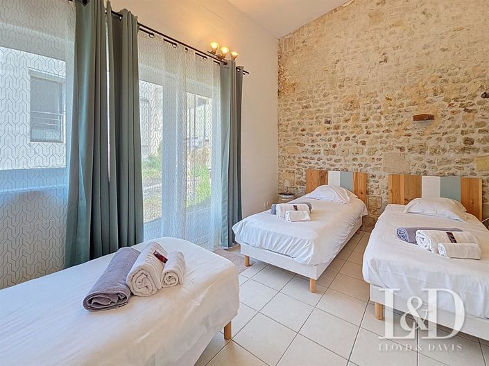 Image No.6-8 Bed House for sale