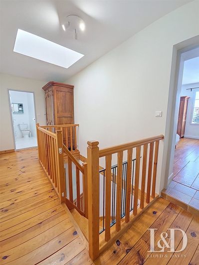 Image No.8-8 Bed House for sale