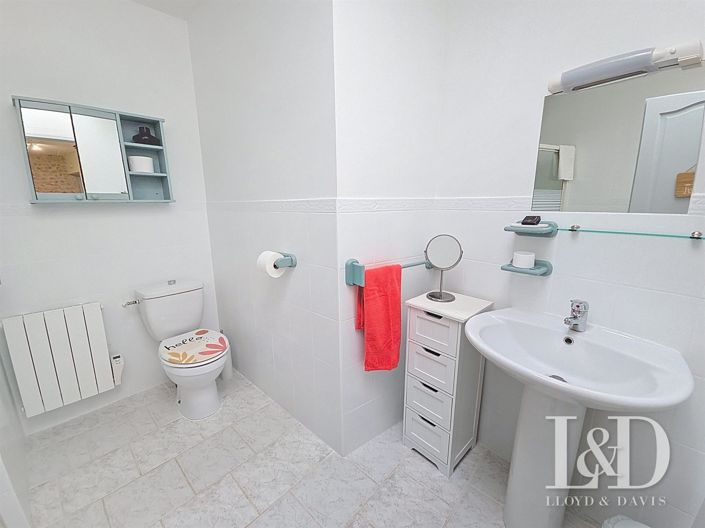 Image No.9-8 Bed House for sale