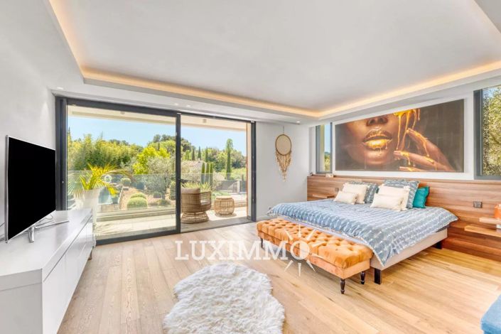 Image No.8-5 Bed House for sale