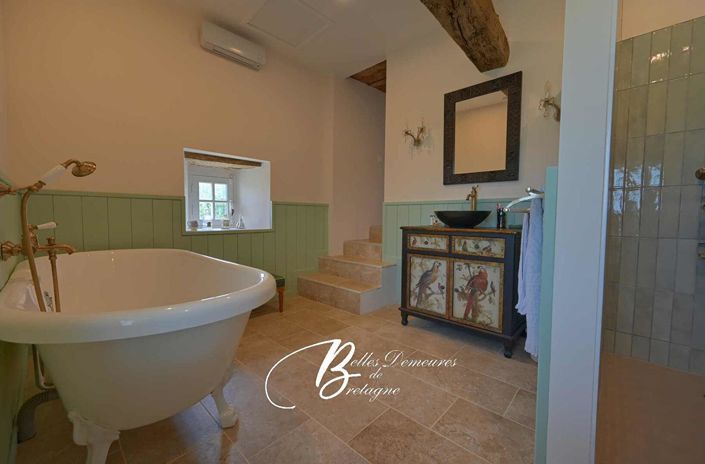 Image No.12-6 Bed Property for sale