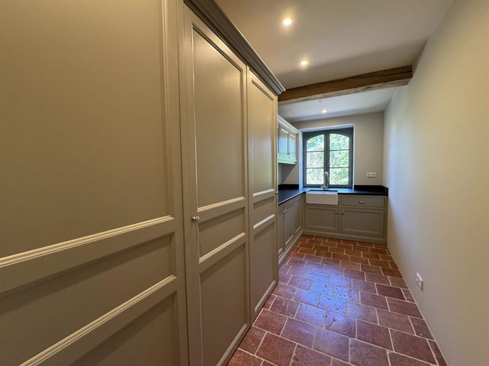 Image No.10-6 Bed Property for sale