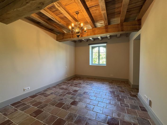 Image No.15-6 Bed Property for sale