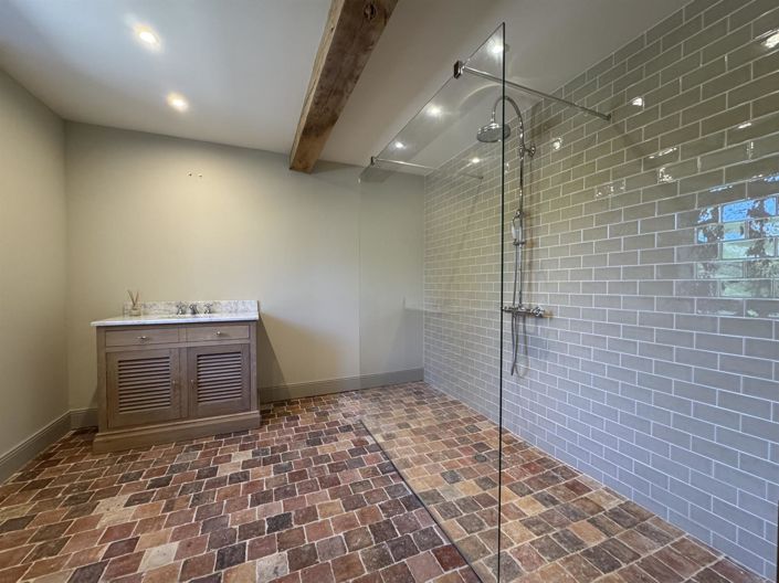 Image No.16-6 Bed Property for sale