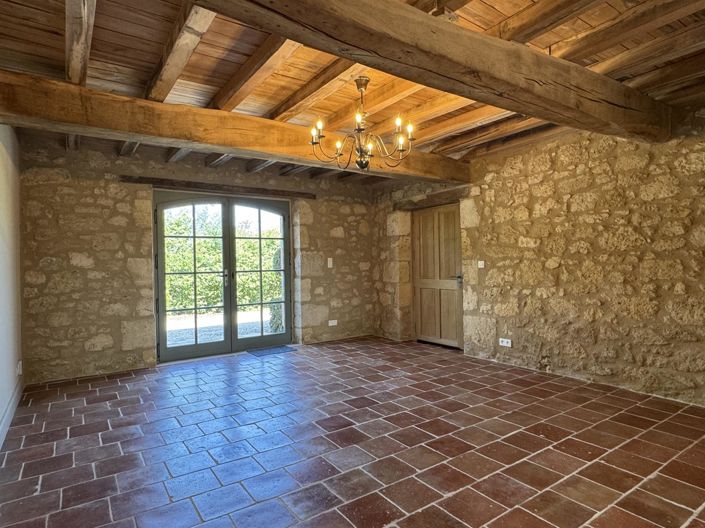 Image No.17-6 Bed Property for sale