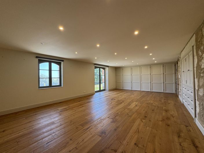 Image No.20-6 Bed Property for sale