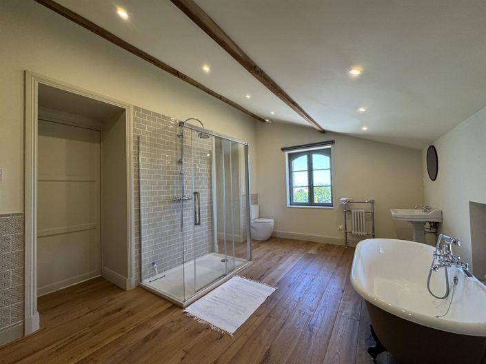 Image No.22-6 Bed Property for sale