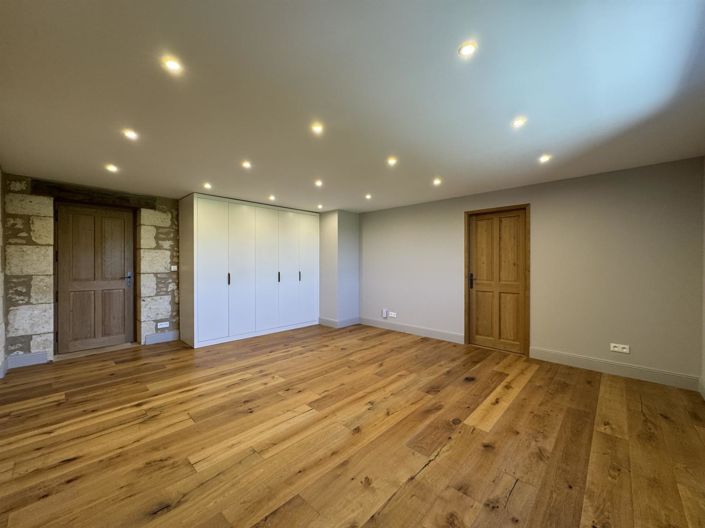 Image No.25-6 Bed Property for sale